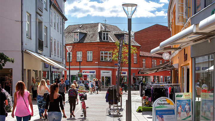 A belgiumi Couvin város Philips Metronomis LED lámpák fényében úszó utcája.