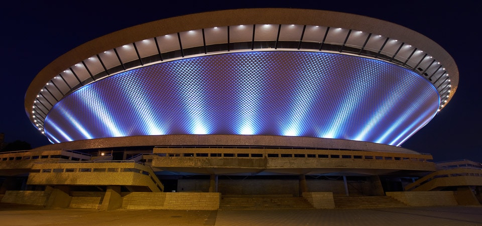 LED-es világítású irodaépület