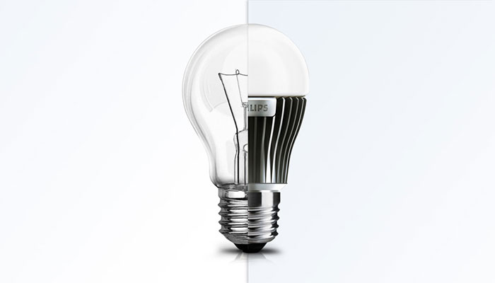 Egy LED-es és egy hagyományos izzó képe egy izzóba ötvözve