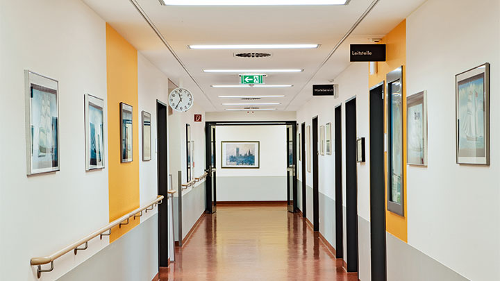 A barmbeki Asklepios Klinika Philips világítástechnikával megvilágított folyosói.