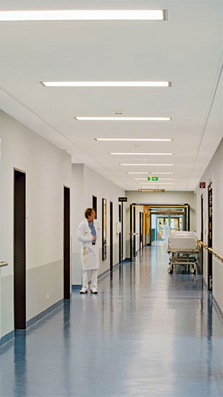 A Philips Lighting termékeivel borulnak fénybe a németországi barmbeki Asklepios Klinika folyosói.