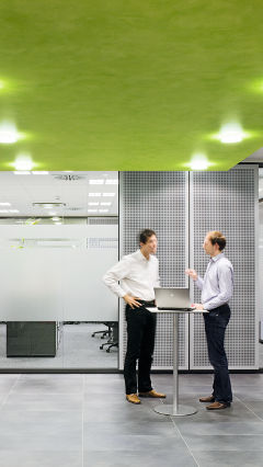 Találkozóhelyek az Audi németországi irodáiban a Philips irodai megoldásaival megvilágítva.  
