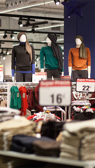 A santiagói Carrefour megfelelő divatáru-megvilágítása vonzó a vásárlók számára.
