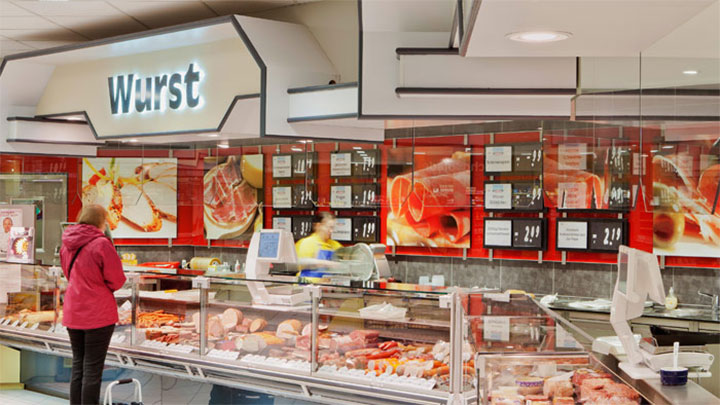 A glückstadti Edeka húsrészlegének megvilágítása tökéletesített Philips Lighting-megoldásokkal történik, így a hústermékek frissebbnek és vonzóbbnak tűnnek.