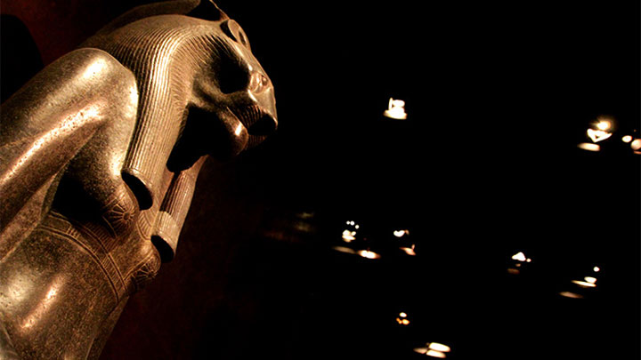 Szobor megvilágítása a Philips energiatakarékos LED-es szpotlámpáival az Egyiptomi Múzeumban, Olaszországban.