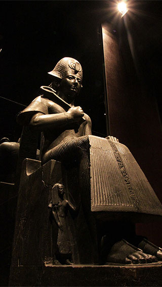 Trónon ülő fáraó szobra az Egyiptomi Múzeumban a Philips Lighting legújabban LED-es lámpáival megvilágítva.