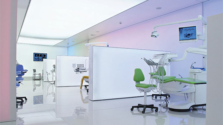 A felületvilágítást alkalmazó Philips kiállításvilágítás modern és elegáns hangulatot kölcsönöz a Planmeca kiállítótermének.