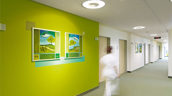 Egy nővér sétál a pszichiátriai klinika Philips rendszerrel megvilágított folyosóján.