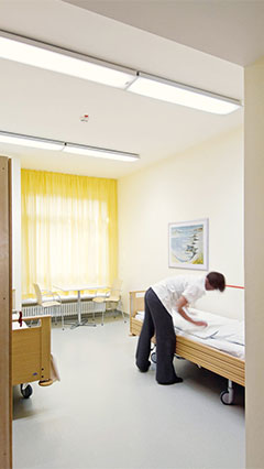 Betegszoba a Philips rendszerrel megvilágított a pszichiátriai klinikán.