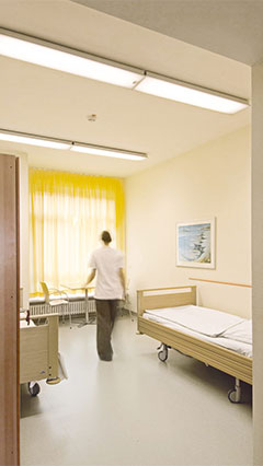 Betegszoba a Philips rendszerrel megvilágított a pszichiátriai klinikán.