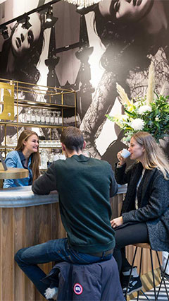 A Philips lámpái világítják meg az amszterdami SuperTrash üzlet kávézóját.