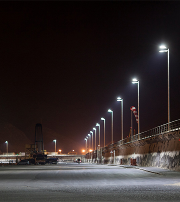 Gyalogút a műszaki egyetemnél a Philips közvilágítási rendszerével megvilágítva a nagyobb éjszakai biztonság érdekében.