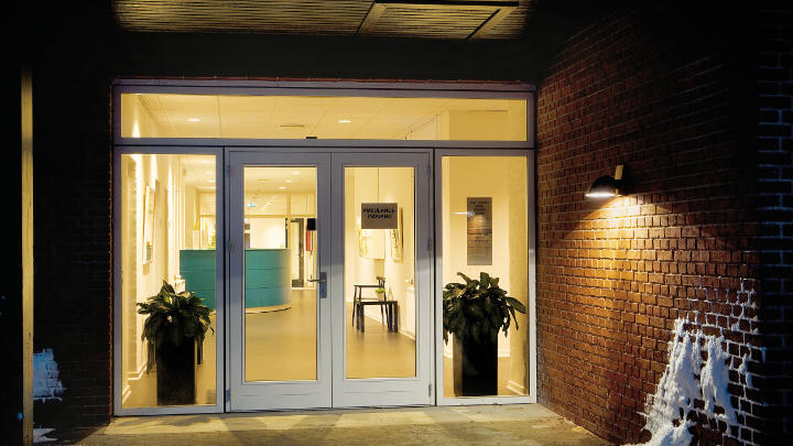 A Fanøi Egészségügyi Központ bejárata Philips világítástechnikájával megvilágítva.