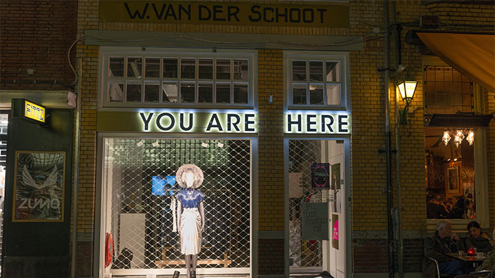 A You Are Here divatüzlet megvilágított kirakata.