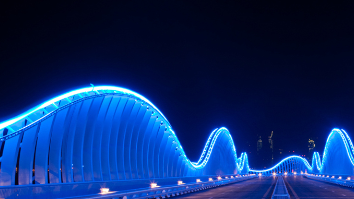 Híd kék fényekkel