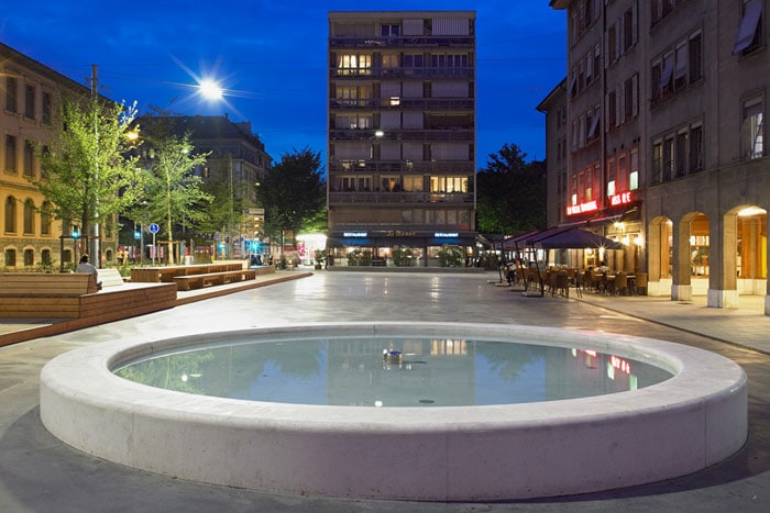 Philips városi világítással megvilágított hangulatos tér Genfben (Svájc) 