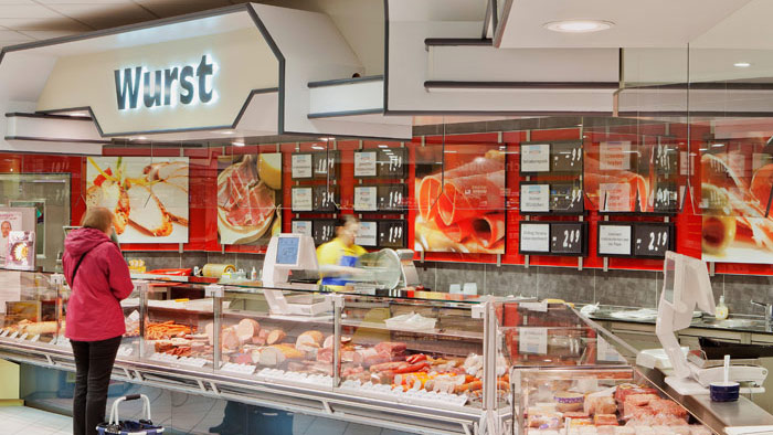 A Philips LuxSpace Accent Rose LED fényében úszó húspult az Edeka bevásárlóközpontban.