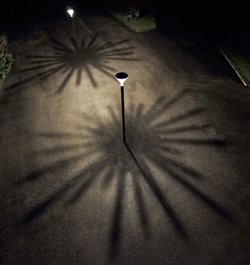 A Metronomis LED-es világítótest által a földre rajzolt különböző minták.