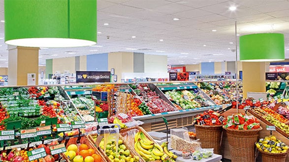PerfectAccent tükörrel ellátott Philips világítótestekkel szépen kivilágított Edeka bevásárlóközpontban.