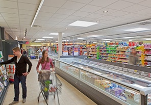 Egy házaspár sétál a polcok között egy Philips energiatakarékos világítással kivilágított bevásárlóközpontban. 
