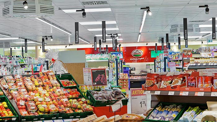 A Philips LED-es lámpái alatt kiállított áruk.  