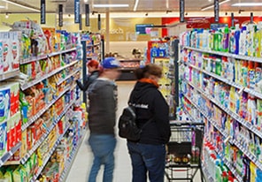 Philips LED-es világítással megvilágított árukat nézegető vásárlók. 