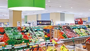 A Philips áruházvilágításában pompázó gyümölcsök a glückstadti (Németország) Edeka üzletben./Két nő vásárol Philips lámpatestek fényében az oberhauseni (Németország) Kaiser's Tengelmann üzletben./A Philips Lighting világítástechnikája környezetet teremt a bécsi Spar üzletben.