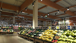 A Philips LED-es lámpatestei alá helyezett gyümölcsök a burgwedeli (Németország) Edeka bevásárlóközpontban. 