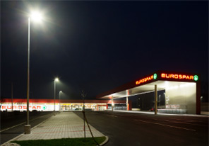 Philips LED-es világítással megvilágított parkoló a bécsi Eurospar üzlete előtt. 