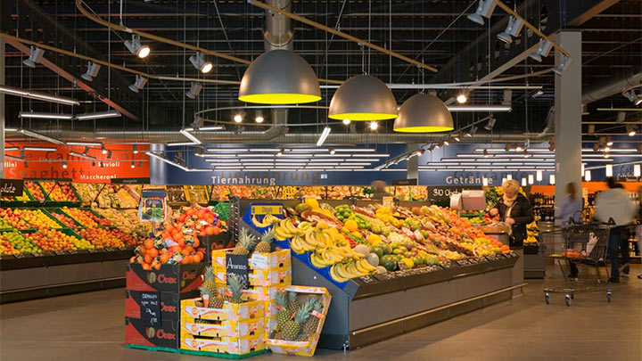 Zöldség- és gyümölcspult a Philips LED-es izzóinak fényében. 