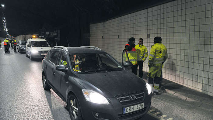 A karbantartó vállalat szakemberei dolgoznak a Philips technikájával megvilágított Lundbytunnel alagútban.