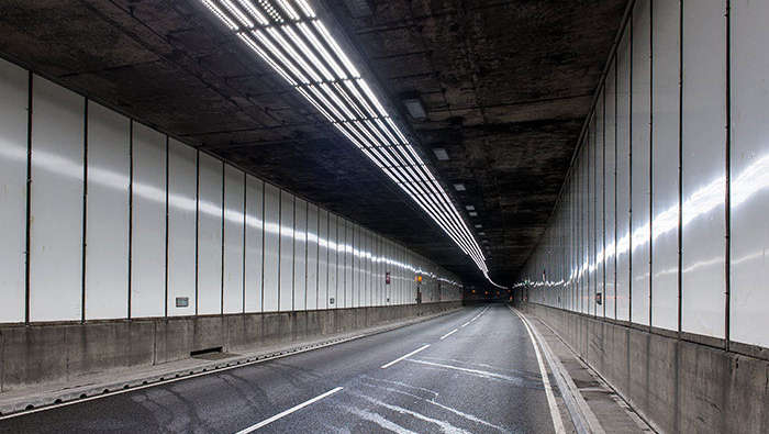 Felső világítótestek a Meir alagútban.