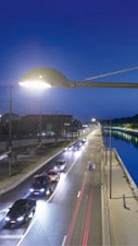 Közelkép egy Philips fehér fénnyel megvilágított utcán álló lámpaoszlopról.