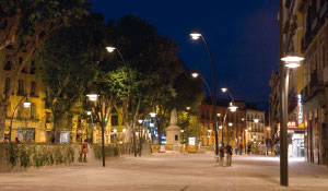 Philips fehér fényekkel szépen megvilágított tér.