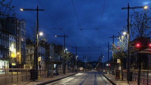 A Philips CosmoPolis kiválóan megvilágítja a villamosmegállókat.
