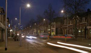 A Philips fényeivel megvilágított forgalmas utca egy lakóövezetben.