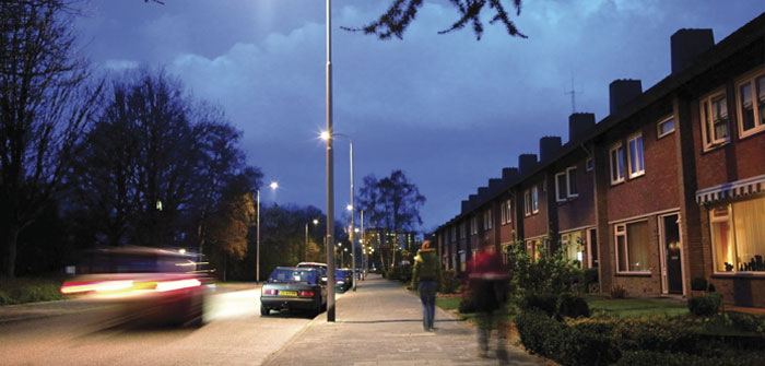 A Philips fehér fényeivel hatásosan megvilágított utcán haladó autók.