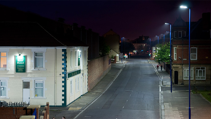 Philips fehér fénnyel megvilágított utca, ahol a lakosok biztonságban érezhetik magukat. 