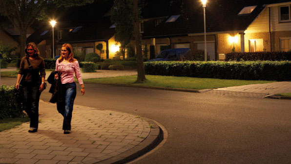 A Philips világítótesteivel jól kivilágított utcán sétáló nők.
