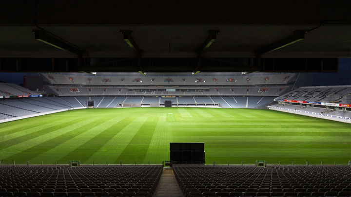 Szabadtéri sportstadion Philips sportpálya-világítással megvilágítva.