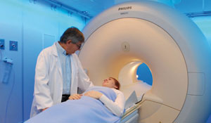 Orvos beteget készít elő az MRI-vizsgálatra.