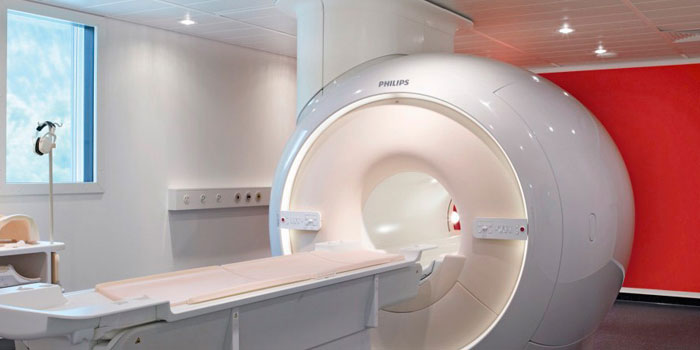 Philips kórházi világítással megvilágított képalkotó helyiség.