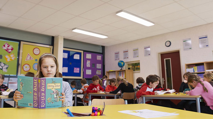 Tanulmány: Tudja meg, hogyan javította a SchoolVision iskolai világítás a tanulók teljesítményét a normál osztálytermi világításhoz képest