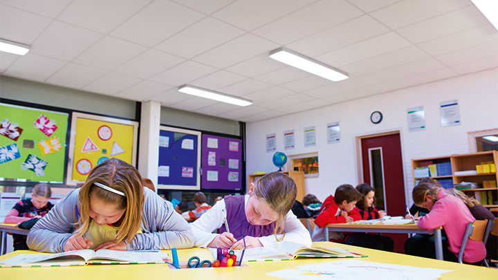 SchoolVision Összpontosítás beállítás: intelligens iskolai világítás a nagyfokú összpontosítást igénylő tevékenységekhez