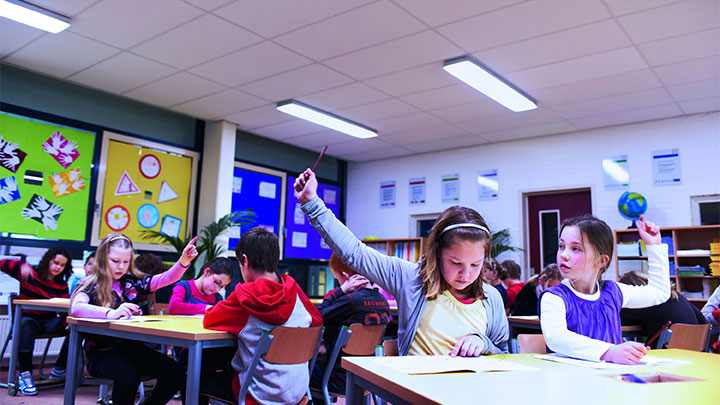 SchoolVision Energia fénybeállítás: intelligens iskolai világítás az alacsony energiaszintű időszakokhoz