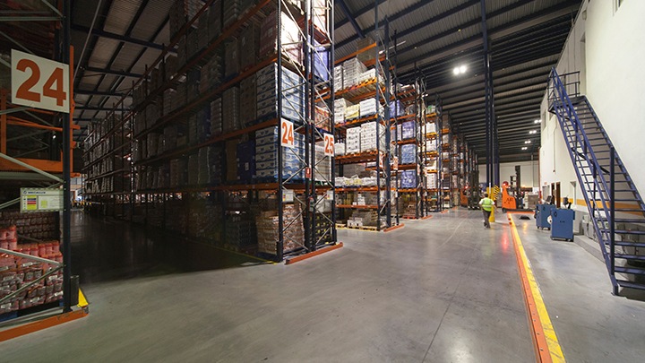 A Philips Lighting GreenWarehouse ipari világítás megtakarítja az energiaköltségek akár 50%-át