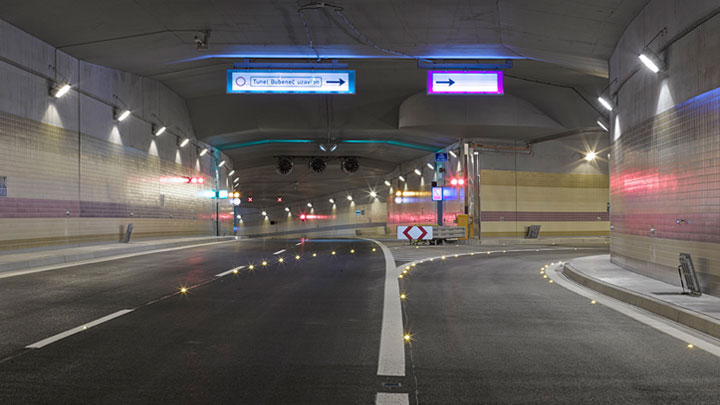 A LED-jelzőfények kiegészítik a közúti jelzőtáblákat és a biztonsági jelzéseket, így optimalizálják a forgalmat, és növelik a biztonságot