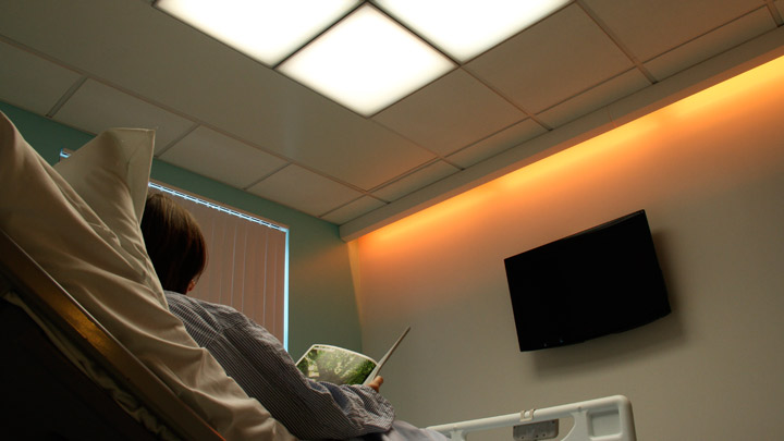 A Philips Lighting HealWell boltívekhez kifejlesztett LED-világítása a betegek használati élményét olyan színváltó világítással javítja, amely támogatja az alvási ritmust