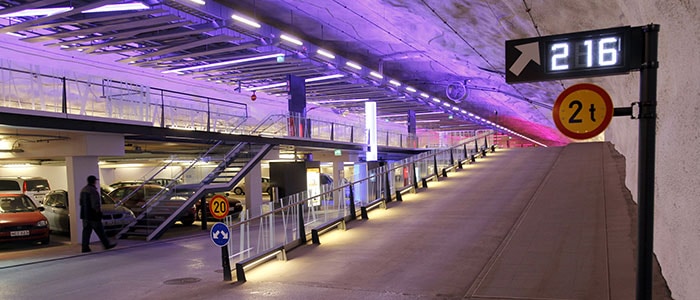 Philips világítástechnikával megvilágított parkolóház.