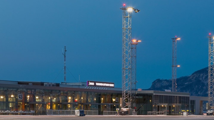 A trondheimi repülőtér kifutójának világítása